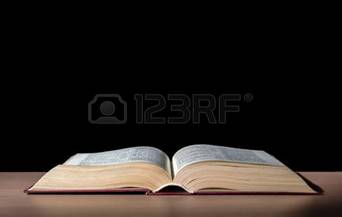 Een open bijbel op tafel in de zwarte achtergrond Stockfoto - 26084650